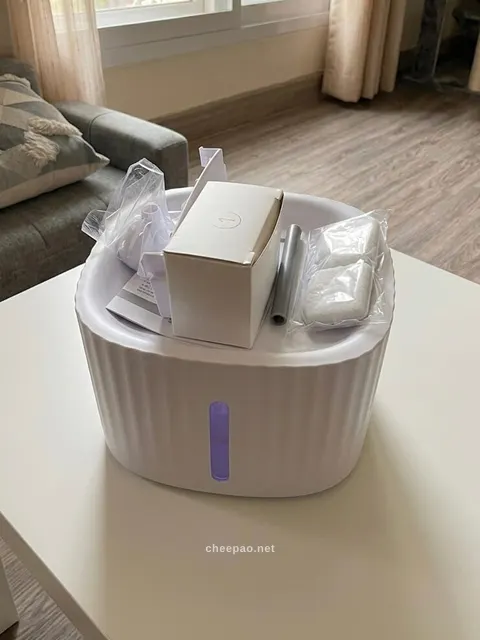 แสดงส่วนประกอบของน้ำพุที่ถอดล้างได้ ฝา ถังเก็บน้ำ และแผ่นกรอง