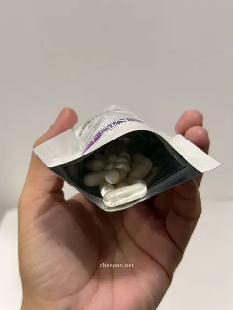 มือถือซอง Dr.Aum MG+ ที่เปิดปากซองออก เห็นแคปซูลแข็งสีขาวมุกอยู่ข้างใน