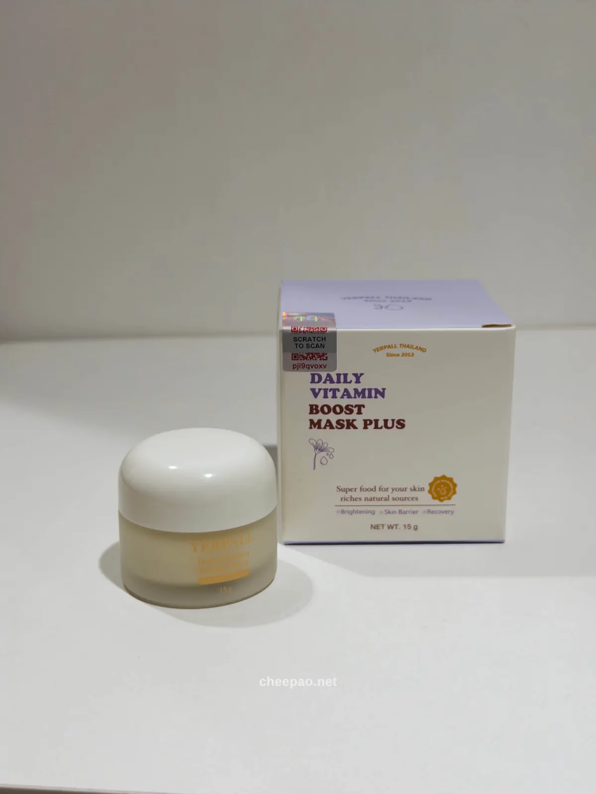 กระปุกมาส์กม่วง Yerpall Daily Vitamin Boost Mask Plus วางคู่กล่อง เห็นสติ๊กเกอร์ scratch ของแท้ที่มุมบนซ้ายของกล่อง